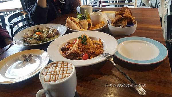 勤美綠園道,hecho做咖啡,異國料理,早午餐,空中花園,紅酒燉牛肉,焦糖拿鐵,台中, hecho做咖啡,台中下午茶,台中早午餐,餐廳,牛肉麵,炸物,義大利