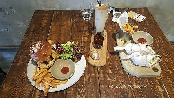 彰化鹿港|LeeLi's:隱藏巷弄的餐廳,結合在地料理將食材創意化 LeeLi's,鹿港,工業風餐廳,創意料理,下午茶,冰拿鐵,煙燻鮪魚蛋沙拉蔬菜捲,彰化,LeeLis,工業風,餐廳,義大利麵,早午