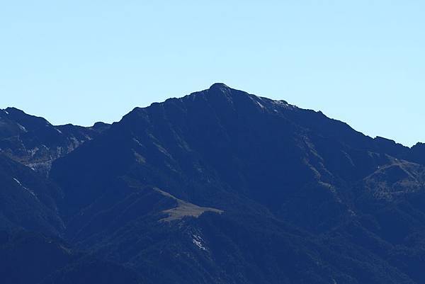 帝王南湖大山 . 可惜這時背光無法拍得很清楚 .