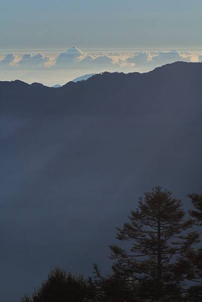 這雲真的好美 ,　可惜沒時間拿出長焦留下他們更清楚的姿色 . 