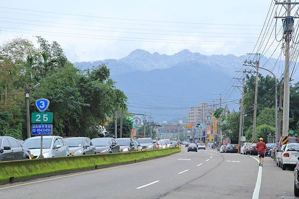 在三峽市區就可以看到白山頭的,另一邊的白雞也,車潮很多 .