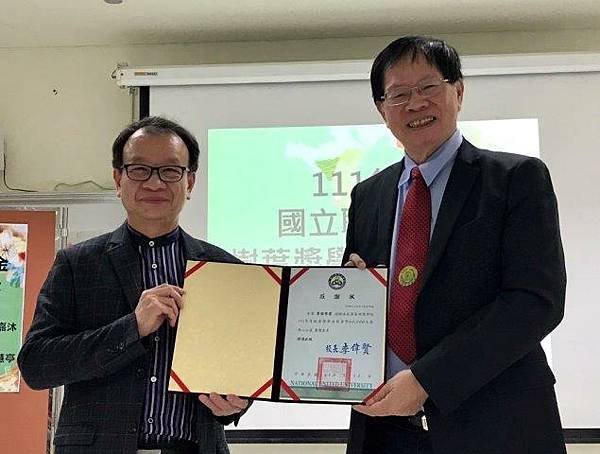 林本炫院長感謝葉倫會頒發樹葉獎學金感謝狀S__95199275.jpg 林本炫院長感謝葉倫會頒發樹葉獎學金感謝狀S__95199275.jpg