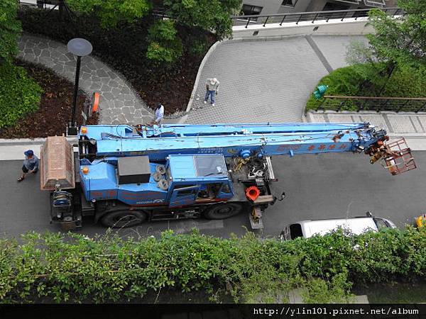 吊車高空作業清除天溝阻塞樹枝葉