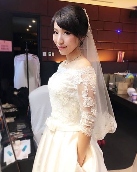 台北新秘推薦 新娘宴客造型 新娘化妝髮型 韓風新娘造型 新娘盤髮 海外婚禮婚紗新秘 個人彩妝教學 淡水福容飯店 Alisha&Lace