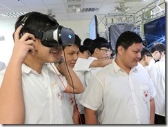 學生使用3Glasses-vR虛擬實境眼鏡使其全心投入體驗