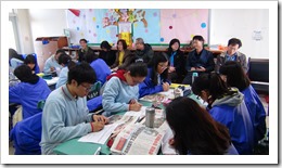 本次觀摩參與的教師於課堂後方認真觀摩 本次觀摩參與的教師於課堂後方認真觀摩