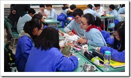 學生之間彼此相互討論 學生之間彼此相互討論