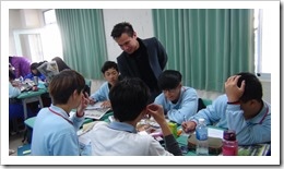 分組討論過程中,江老師給予學生提問指導 分組討論過程中,江老師給予學生提問指導