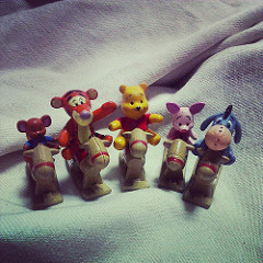 小熊維尼家族坐木馬。