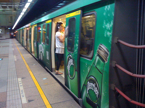 MRT。板南線，perrier沛綠雅捷運彩繪列車