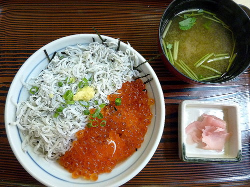 日本。江之島站。不拉魚和鮭魚卵套餐