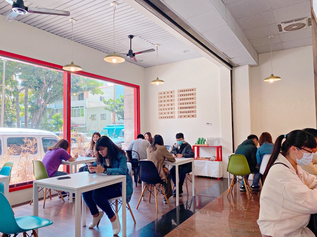 台中西區 || 韓國老闆的「首爾飯桌」・道地韓式紫菜飯捲，還有韓式鍋物及韓國泡麵