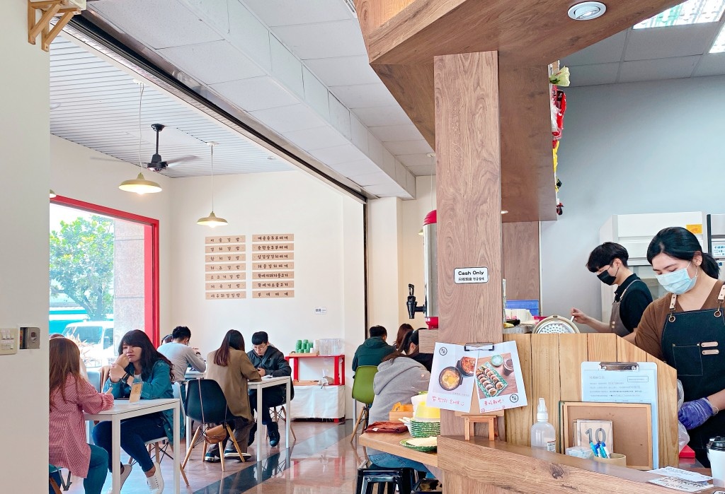 台中西區 || 韓國老闆的「首爾飯桌」・道地韓式紫菜飯捲，還有韓式鍋物及韓國泡麵