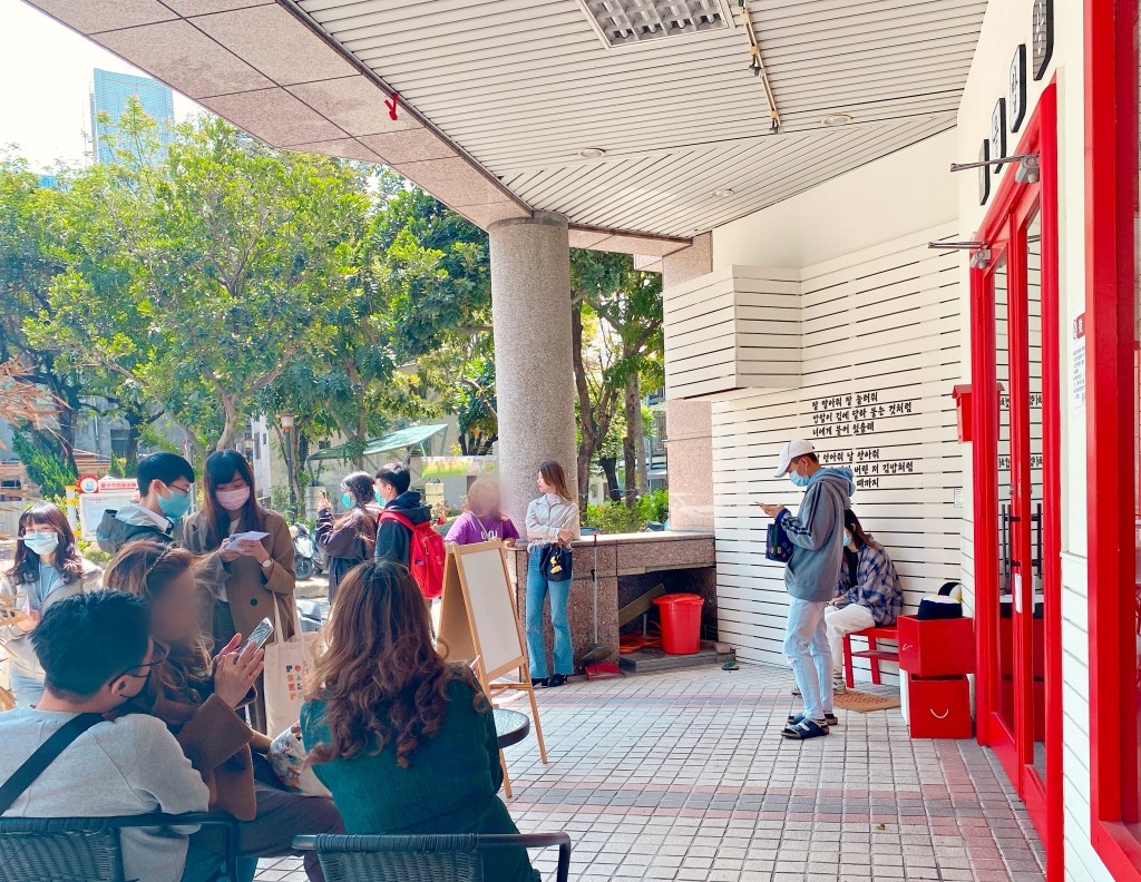 台中西區 || 韓國老闆的「首爾飯桌」・道地韓式紫菜飯捲，還有韓式鍋物及韓國泡麵