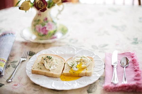 poached-eggs-on-toast-739401_1280.jpg