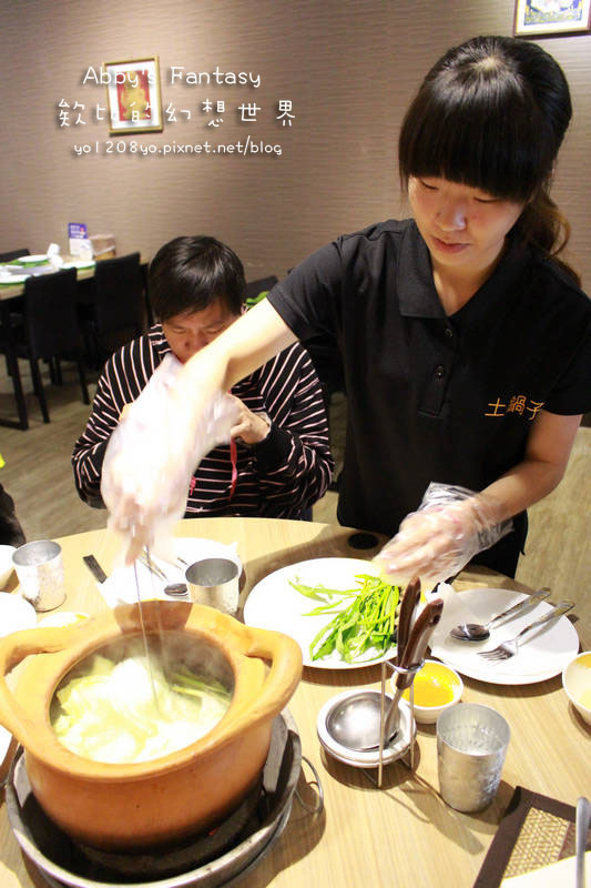 桃園中壢美食推薦 土鍋子泰式料理 泰式陶甕火鍋 道地的泰式陶土火鍋 涼拌青木瓜 打拋豬　泰式涼拌花枝 金錢蝦餅 老虎的眼淚 泰式嘎拋豬 泰式酸辣鍋 香茅鍋 番茄鍋 咖哩椰奶 泰國空運來台  泰國在地安心食材 不油膩 (7).jpg