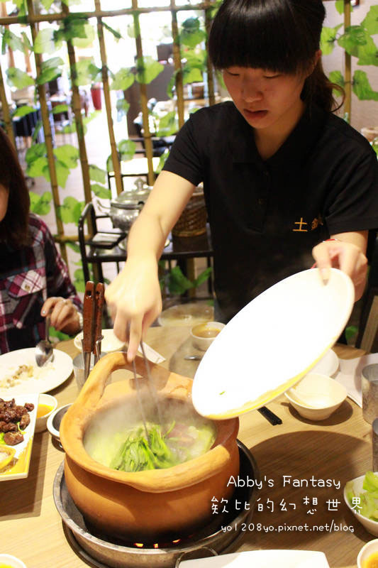 桃園中壢美食推薦 土鍋子泰式料理 泰式陶甕火鍋 道地的泰式陶土火鍋 涼拌青木瓜 打拋豬　泰式涼拌花枝 金錢蝦餅 老虎的眼淚 泰式嘎拋豬 泰式酸辣鍋 香茅鍋 番茄鍋 咖哩椰奶 泰國空運來台  泰國在地安心食材 不油膩 (28).jpg