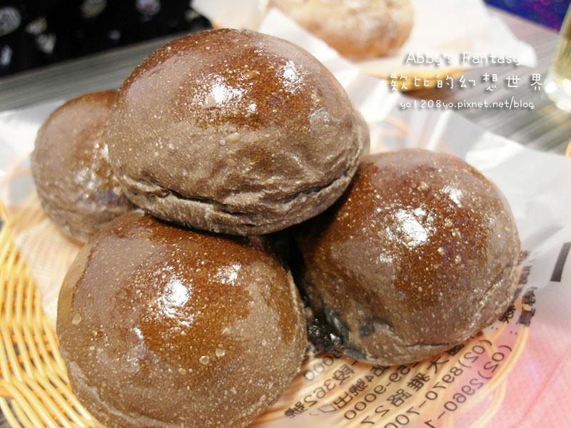 比臉還大的麵包• 歌 Bread Song Bakery ❤ 板橋麵包美食 悠閒的下午時光 近板橋435藝文特區   Abby's Fantasy 欸比的幻想世界   (8).jpg