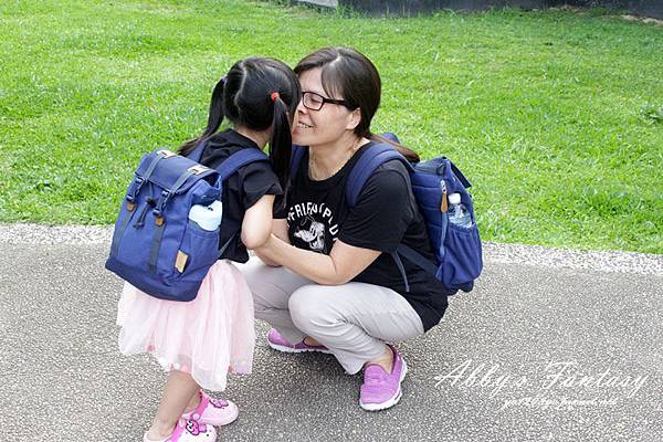 │媽媽必敗CP值高多功能親子包│德國Lassig英倫率性旅行後背親子包,附扣環、尿布墊 (20).jpg │媽媽必敗CP值高多功能親子包│德國Lassig英倫率性旅行後背親子包,附扣環、尿布墊 (20).jpg