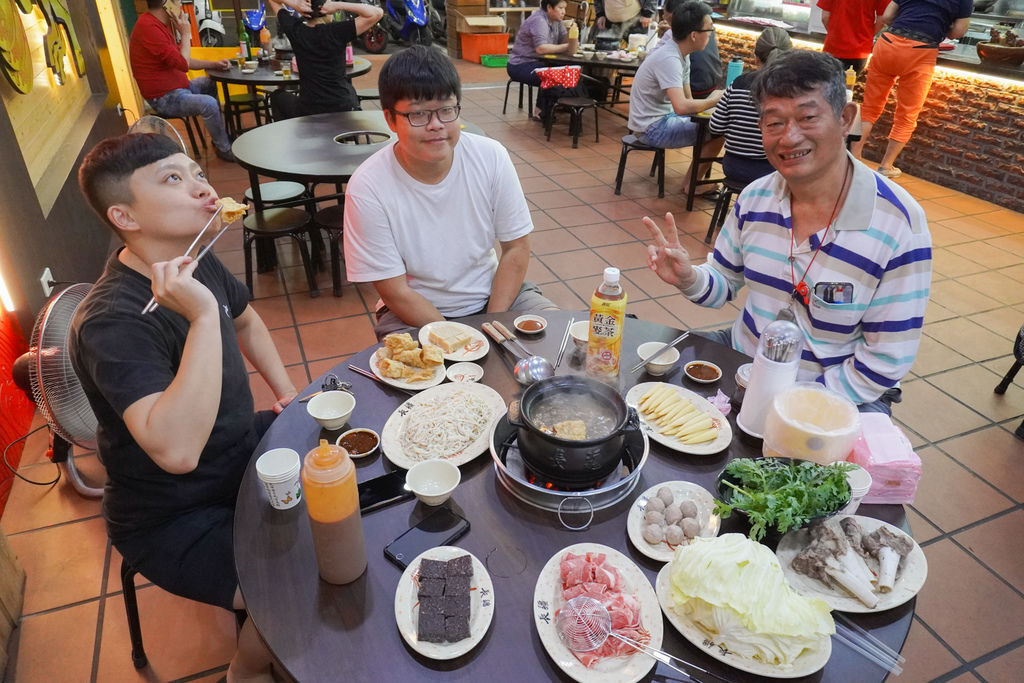 冬天必吃的羊肉爐火鍋 ❤ 美味又平價長疆羊肉爐河南店(台中西屯)