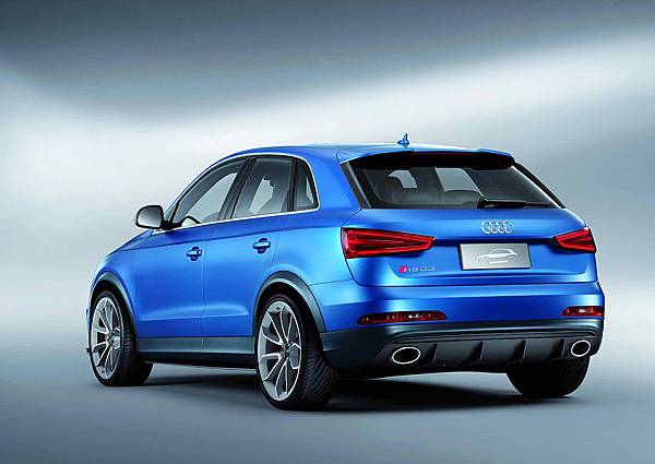 03 Audi RS Q3 Concept身披以鄂爾多斯無盡浩瀚的天空藍（Ordos Blue），作為極致動能的特殊象徵，更充分彰顯其與Audi RS高性能車系之優良血脈系出同源的身分！