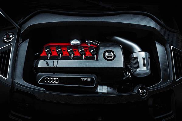 05 Audi RS Q3 Concept所搭載的2.5升直列五缸TFSI汽油引擎，整合頂尖缸內直噴和渦輪增壓技術，一舉爆發出驚人的360hp最大馬力！