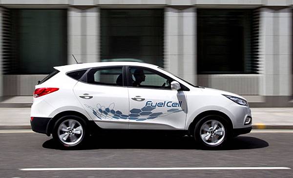 hyundai-ix35-fuel-cell-side-driving.jpg