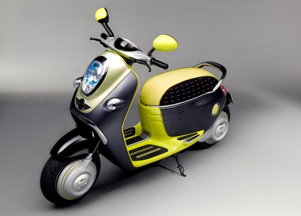 【新聞照片二】第一款MINI_Scooter_E_Concept概念車源自於兩人共享駕乘樂趣的發想，以MINI_E電動車為設計原型.jpg