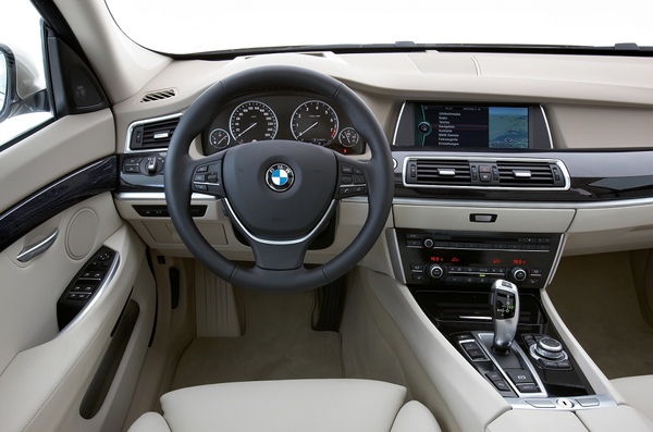 【新聞照片三】全新BMW 5系列Gran Turismo跨界跑旅配備全新第二代BMW iDrive與原廠中文衛星導航系統，並搭配高解析度的10.2吋中央顯示螢幕。.jpg