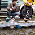 泡麵排排站--忘了帶鍋子，臨時向好心的路人借茶壺燒開水，泡泡麵.