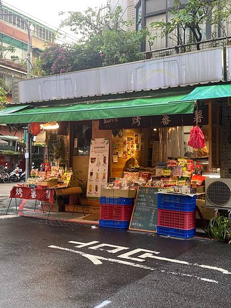 一開始路過松山中崙市場附近不太注意，某次買了烤地瓜覺得驚豔好吃。