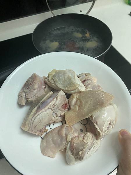 這邊是已經川燙完雞肉的樣子，可以看得出來原本的鍋子上已經有一層油  後來吃也覺得這個土雞肉皮比較厚，怕的可以選擇換其他雞肉