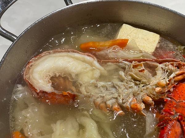 沐樺涮涮鍋：因為龍蝦被切半，所以會煮兩次，每次都讓人好回味~~