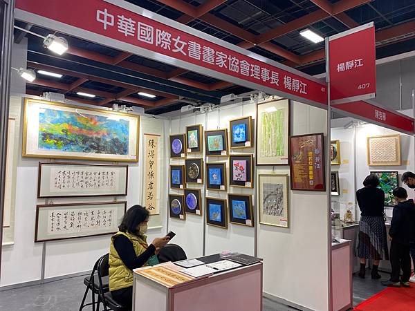 台灣藝術博覽會內有些攤位會把藝術展當成個展宣傳，我覺得其實這樣也不錯呢！
