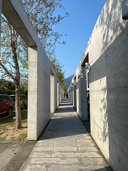 水月池旁的走廊│北投景點推薦法鼓山農禪寺│黃小腹的地球遊樂園