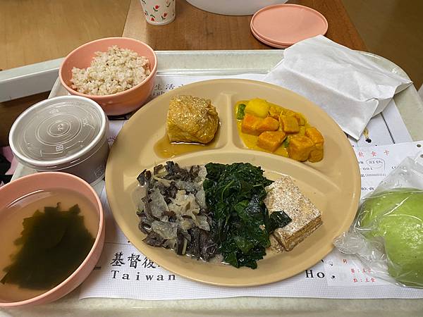 住在台安醫院，那晚的素食餐。  台安醫院的住院，都是素食餐點，但分量好大，我晚餐早餐都吃的超級飽。