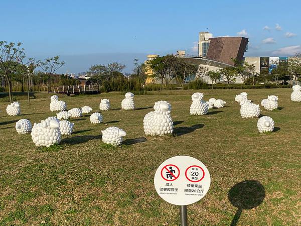 原來羊妹妹是可以坐的，但是是限重 20 kg│新北考古公園│新北親子景點推薦