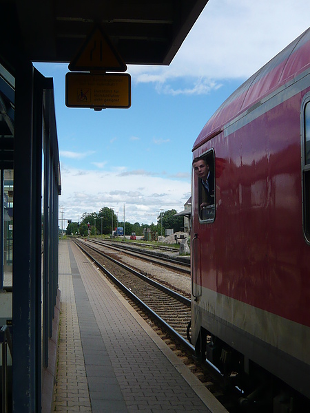 在某某車站換車  剛好拍到沒有很帥氣的車掌