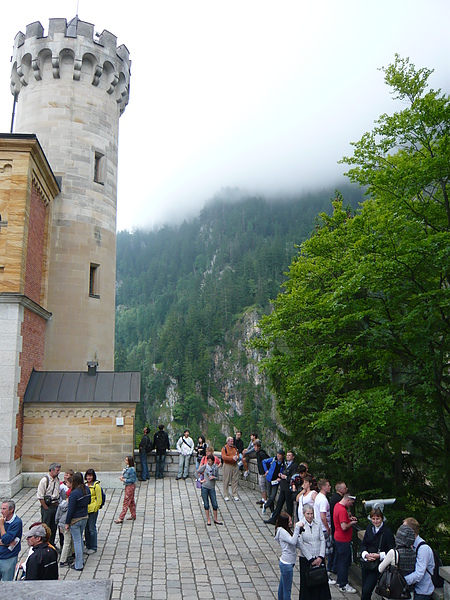 城堡四周都是陡峭的山壁 加上山嵐  更顯得神秘
