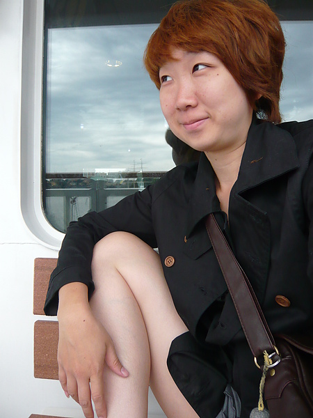 到哪裡都要展現豪氣大嬸的招牌坐姿XD