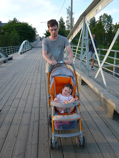 Felicia非常想睡了  但又想笑  就一直憨笑