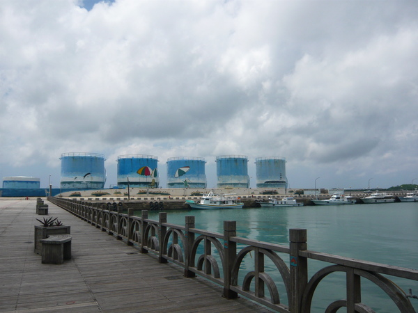 飯店前的彩繪大油桶