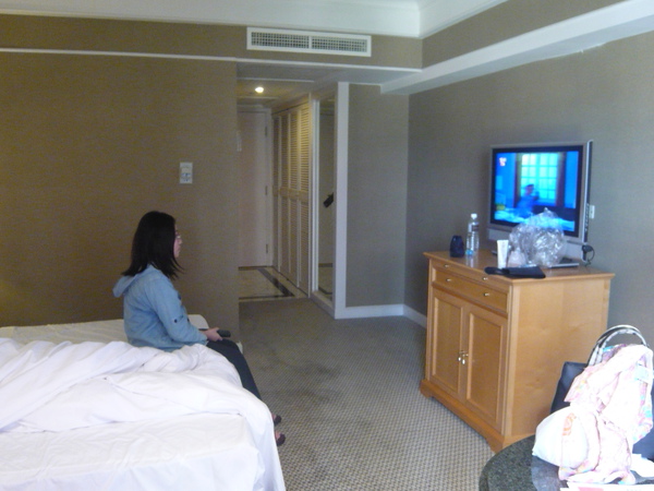 小孩子到哪都離不開電視