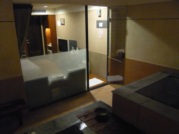 房間的窗戶是一整面的落地窗  超酷的 我就愛他這一點