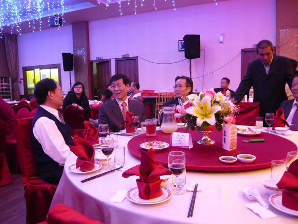 老爸&叔叔不得已要去坐主桌