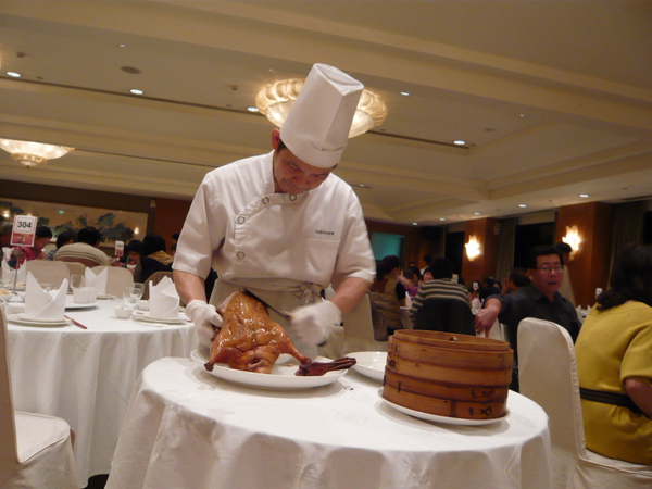 師傅會在旁邊表演扒皮術