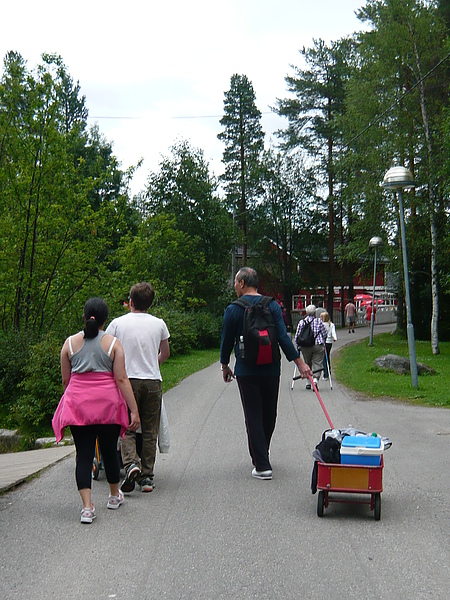 怡馨爸人很好  一直幫忙拖食物  你知道的 十人份的食物真的超重 話說那坨食物我們吃了兩天才吃完