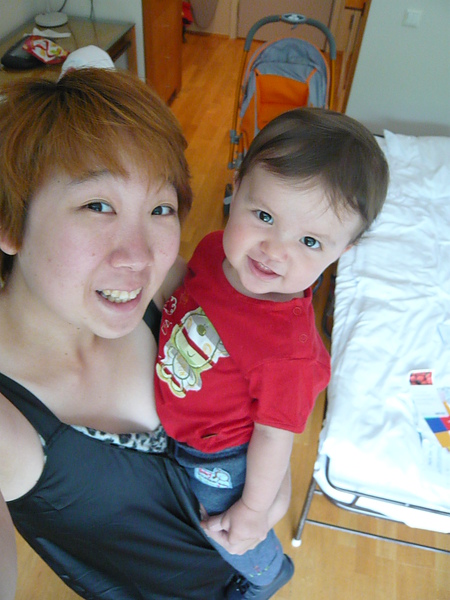 無事來調戲小孩 讓Felicia從小就學會自拍