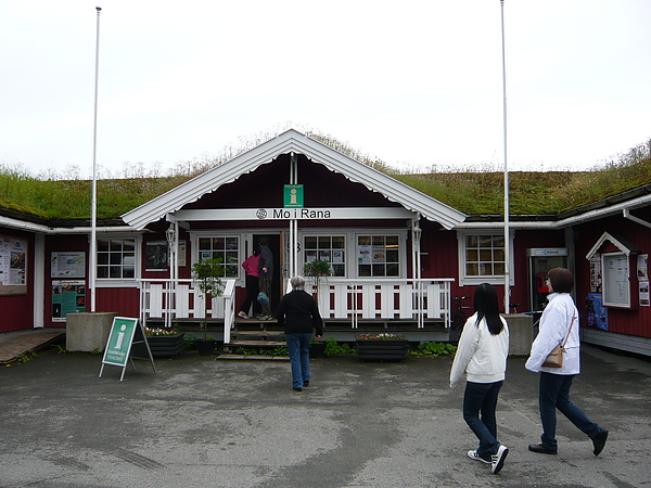 好心的挪威男子開車帶領我們到Tourist Information