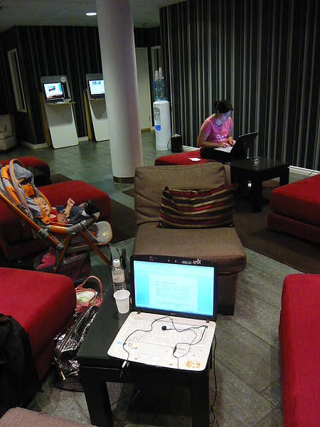 一下樓Lobby立刻變網咖  看我多認真工作!!